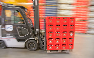 Das LVS/SLS kennt die Lagerplatzstruktur und plant die Kommissionierungen im Logistiklager in Wieselburg.